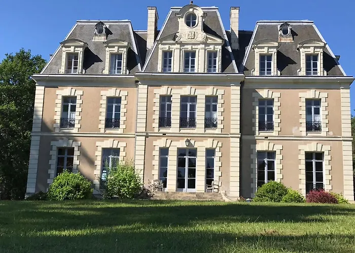 Château des Essards avec piscine et jacuzzi